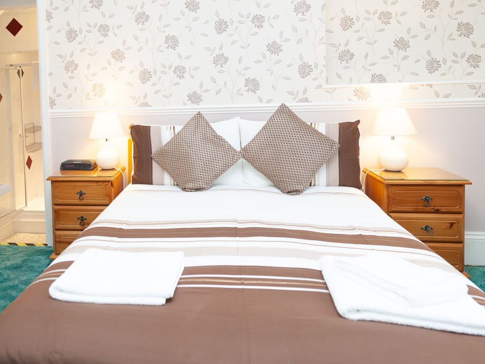 Double Room | In-room safe, iron/ironing board, free WiFi, bed sheets