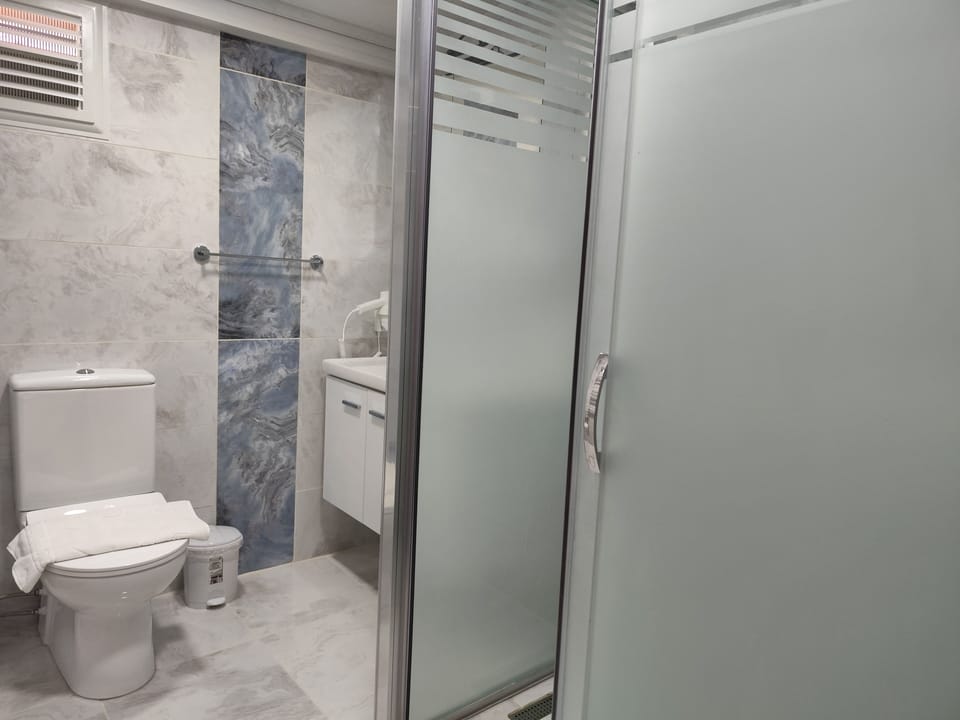 Superior Penthouse | Premium bedding, soundproofing, iron/ironing board, free WiFi