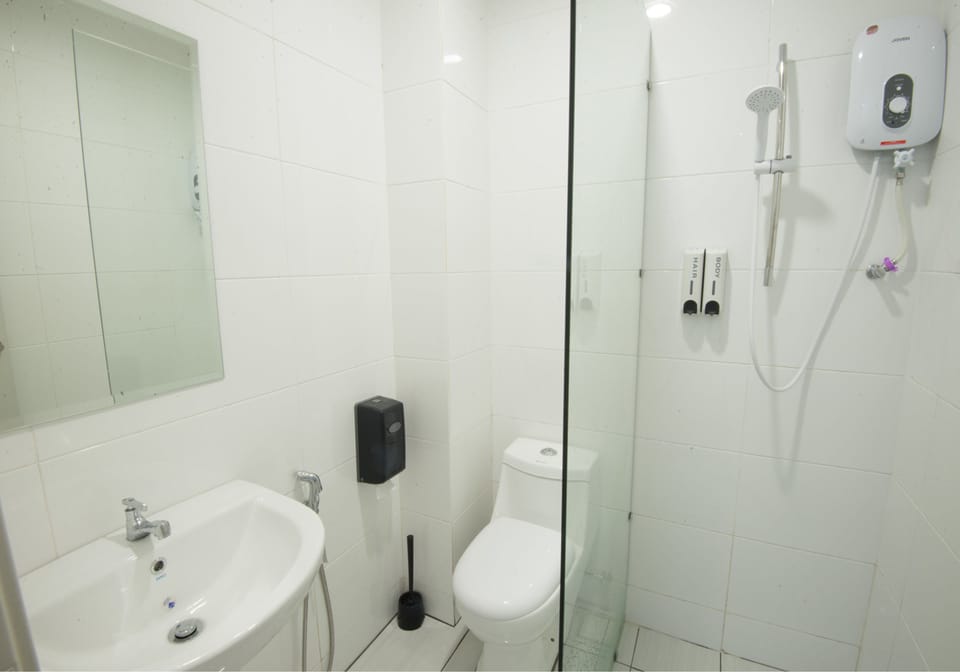 Shower, free toiletries, hair dryer, towels