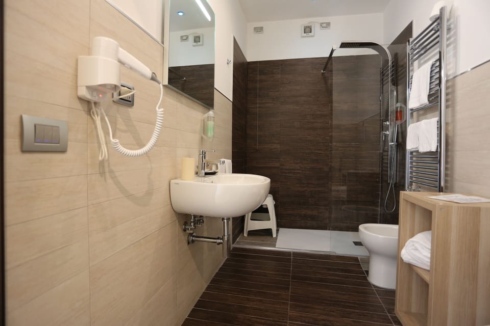 Classic Double Room, Balcony | Bathroom | Shower, rainfall showerhead, free toiletries, hair dryer
