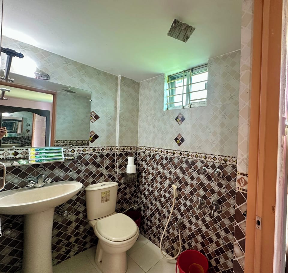 Family Quadruple Room | Bathroom | Rainfall showerhead, free toiletries, bathrobes, slippers