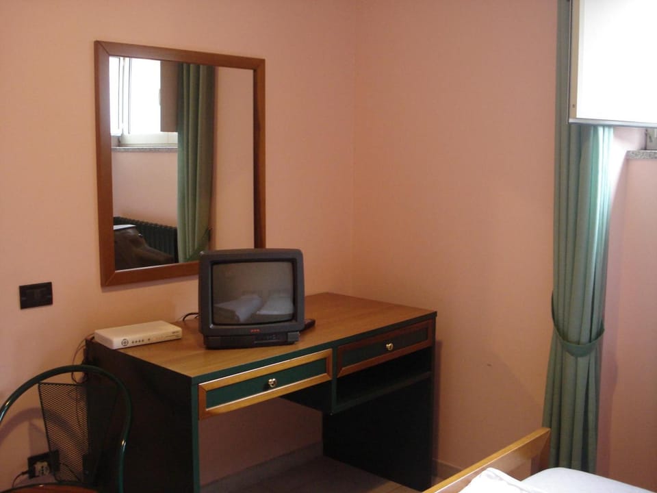 1 bedroom, desk, cribs/infant beds, free WiFi