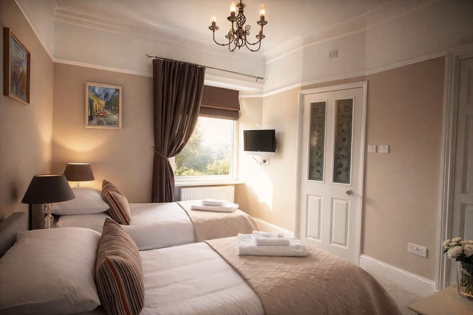 Twin Room | In-room safe, desk, internet, bed sheets