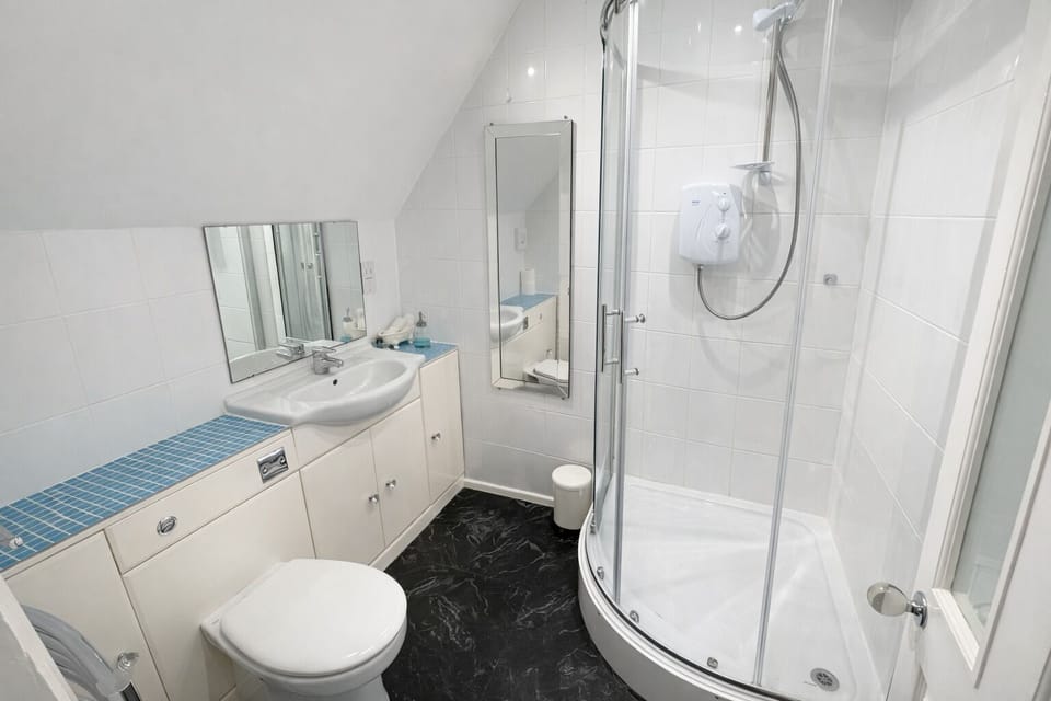Double Room | Bathroom | Free toiletries, towels