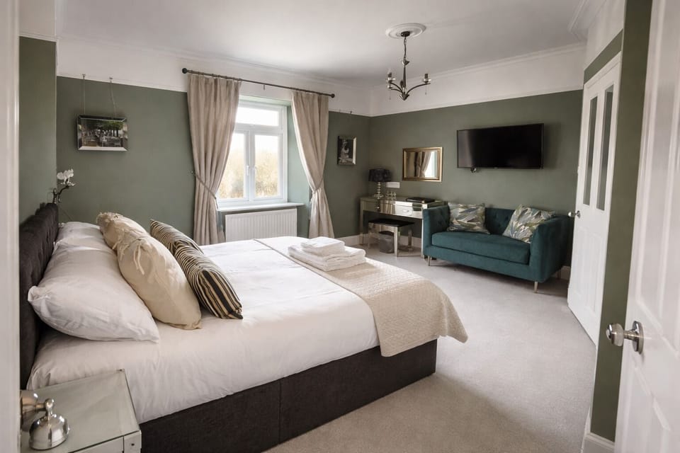 Superior Double Room | In-room safe, desk, internet, bed sheets