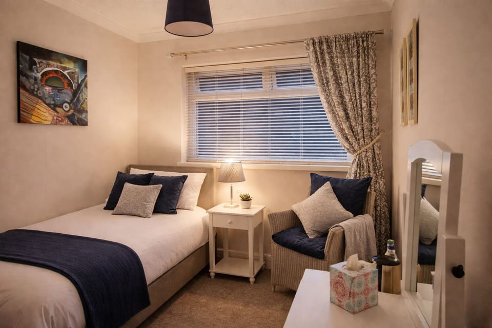 Single Room | In-room safe, desk, internet, bed sheets
