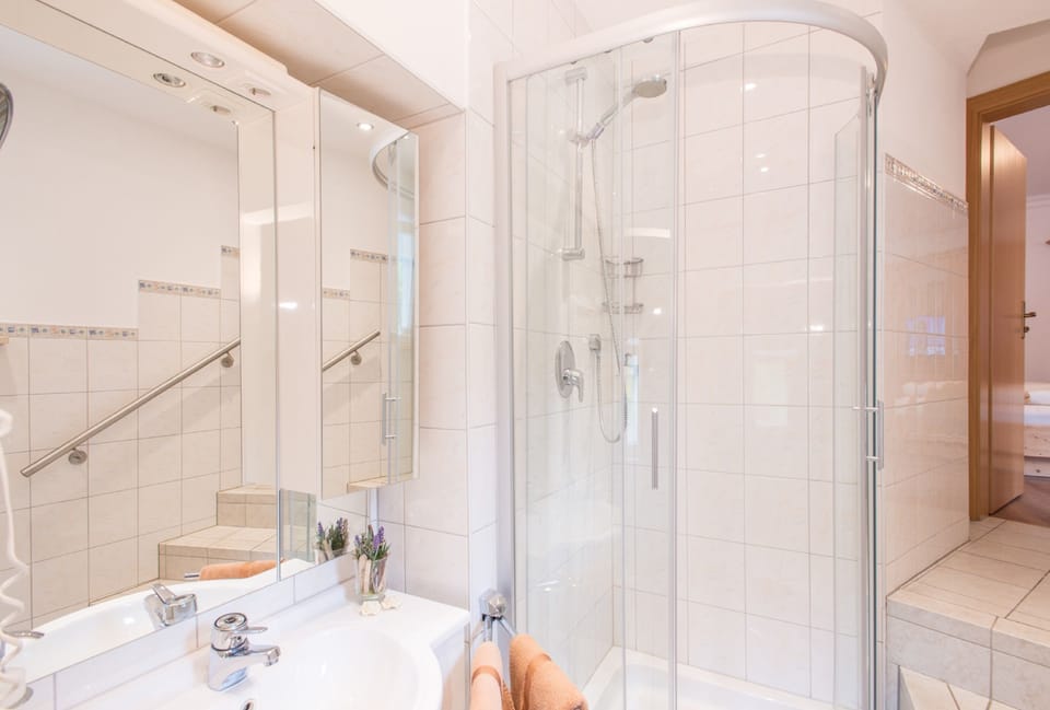 Comfort Double Room | Bathroom | Shower, rainfall showerhead, free toiletries, hair dryer