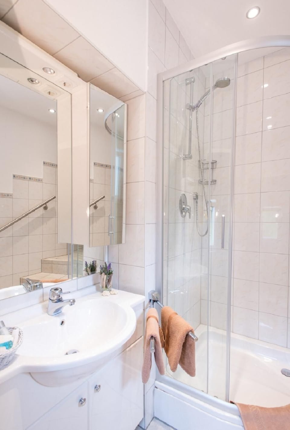 Jetted tub, hair dryer, towels