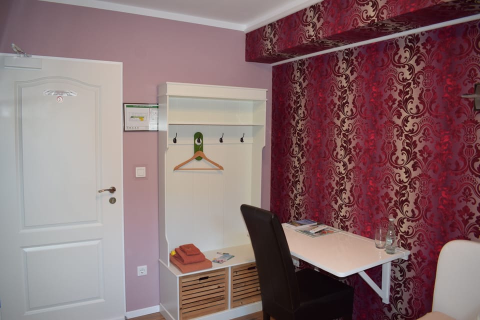 Comfort Single Room (TV) | Hypo-allergenic bedding, individually decorated, individually furnished
