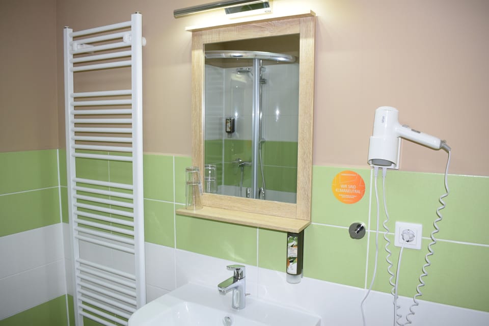Comfort Single Room (TV) | Bathroom | Shower, hair dryer, towels, soap