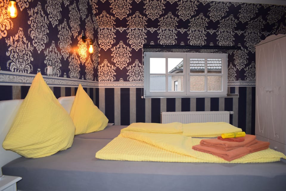 Comfort Double Room (TV) | Hypo-allergenic bedding, individually decorated, individually furnished