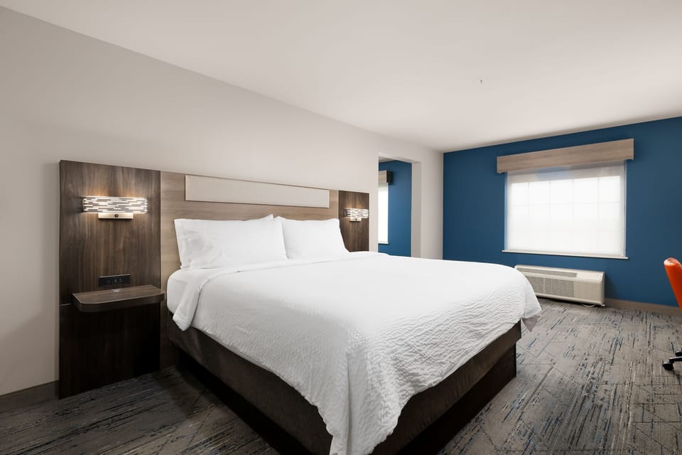 Premium bedding, in-room safe, desk, iron/ironing board