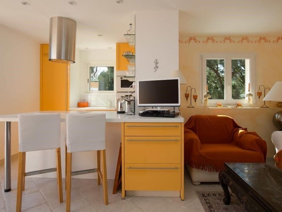 Comfort Apartment, Private Bathroom (La Suite Jaune) | Miscellaneous