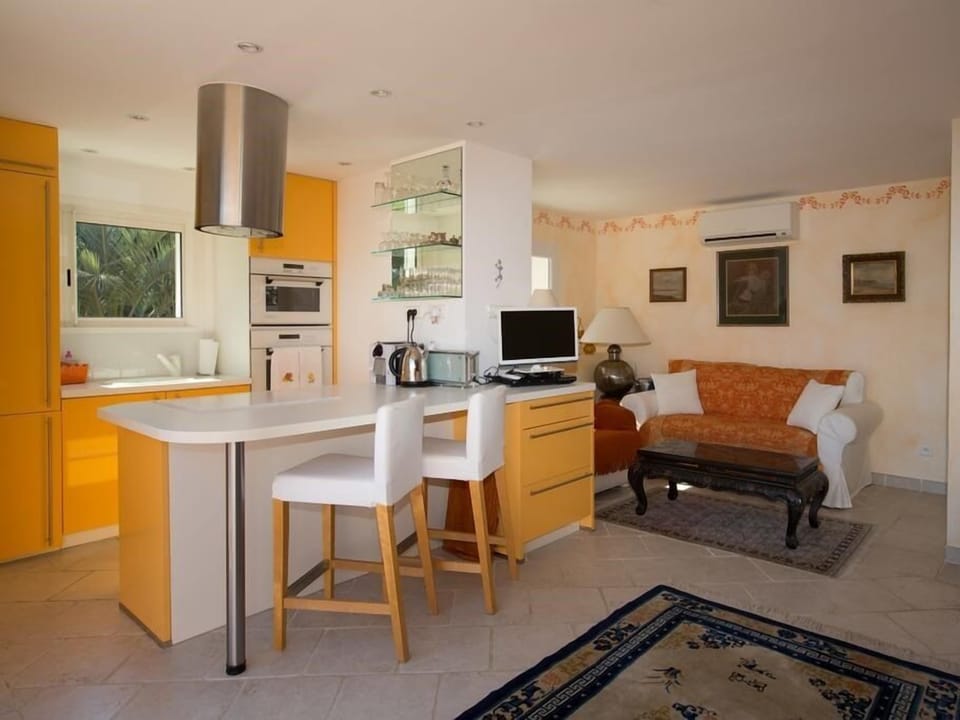 Comfort Apartment, Private Bathroom (La Suite Jaune) | Soundproofing