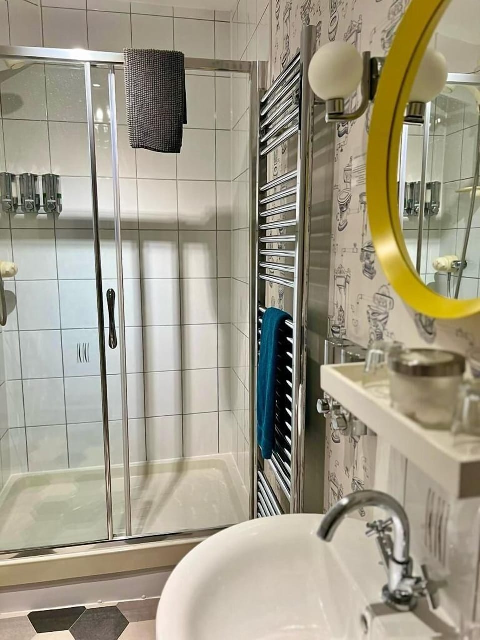Double Room, River View (Room 7 Snowdon) | Bathroom | Shower, free toiletries, hair dryer, bathrobes