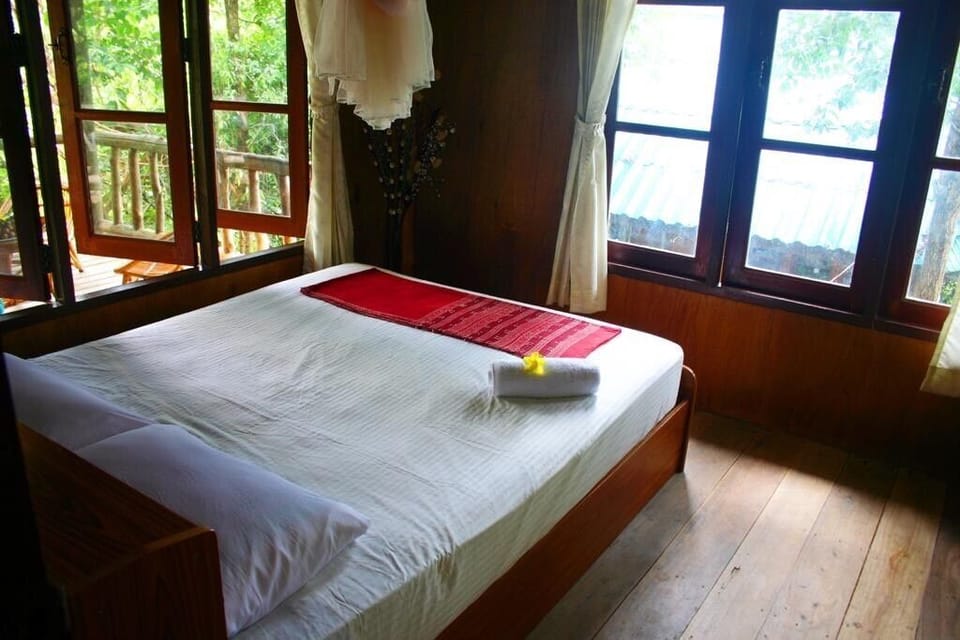 Bungalow with Sea View | Minibar (free items), desk