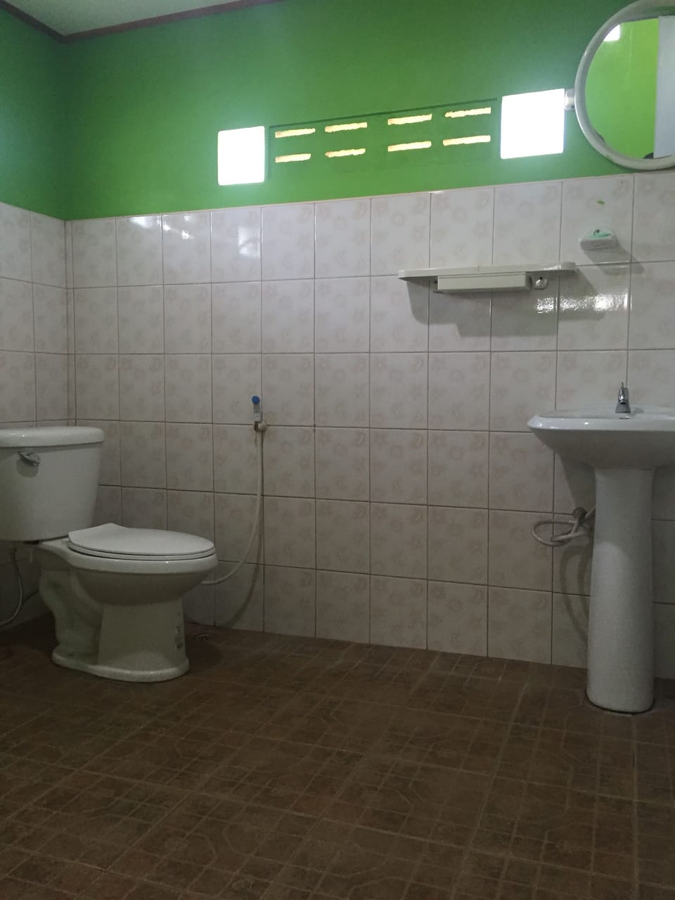 Shower, free toiletries, bathrobes, towels