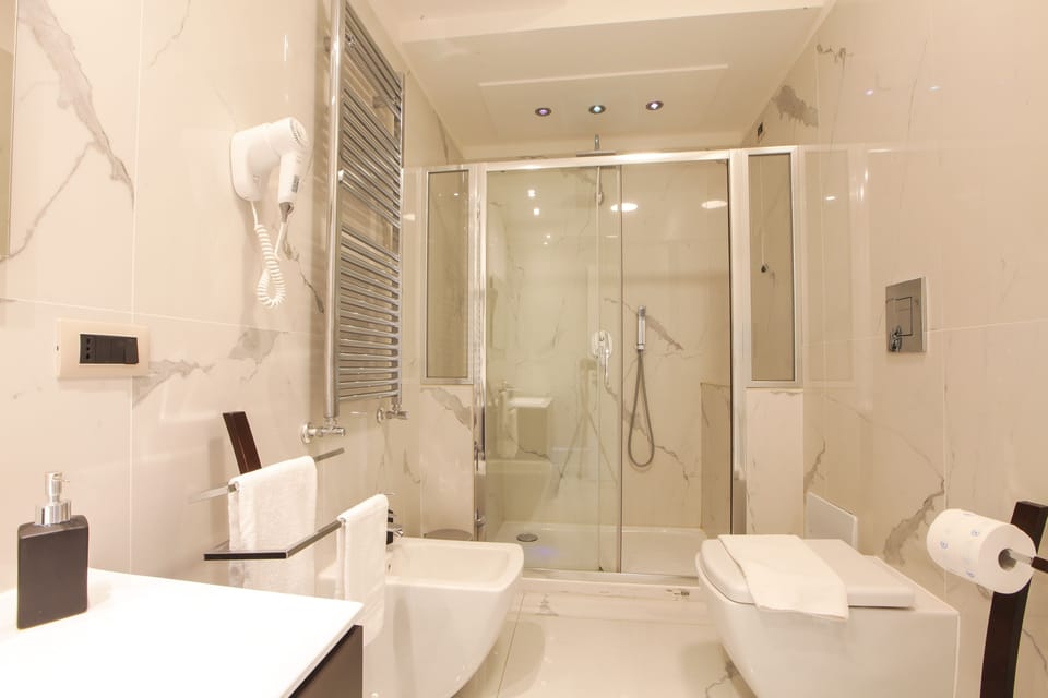 Shower, rainfall showerhead, free toiletries, hair dryer