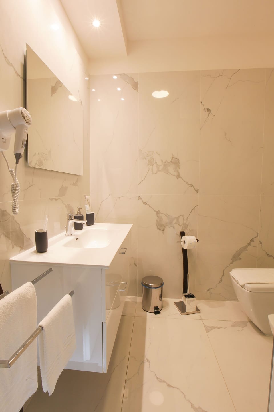 Junior Double Room | Bathroom | Shower, rainfall showerhead, free toiletries, hair dryer