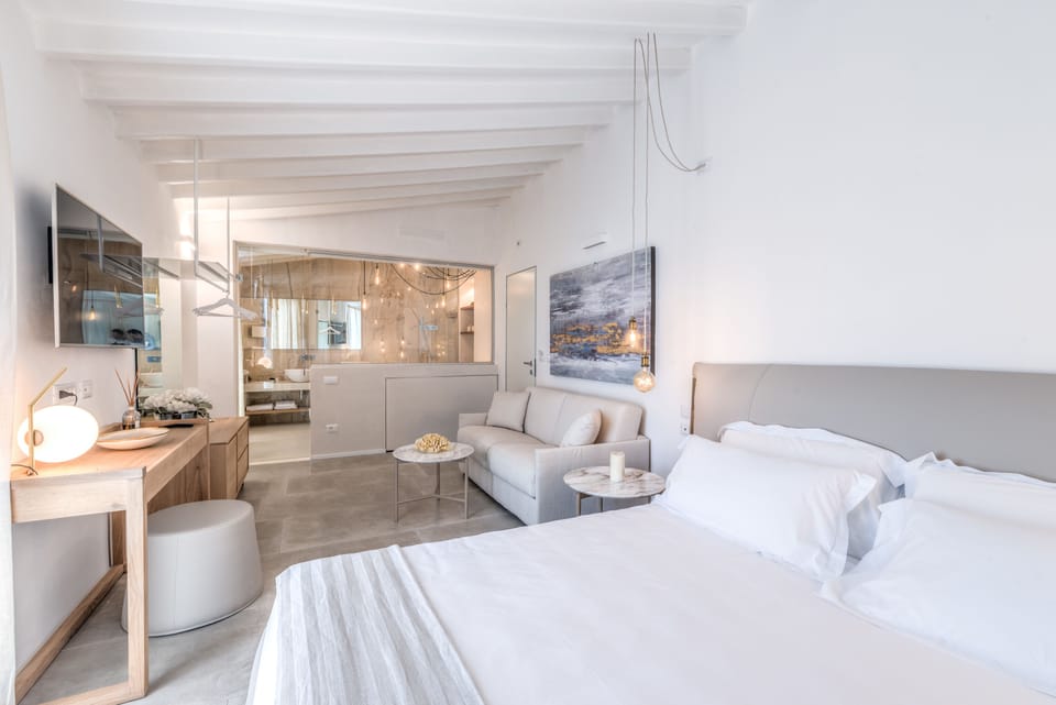 Honeymoon Suite, Jetted Tub | Minibar, in-room safe, desk, blackout drapes