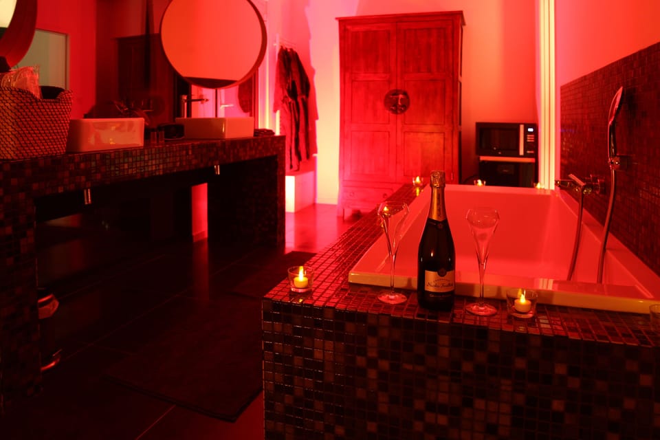Luxury Suite, 1 King Bed, Fireplace | Bathroom | Hair dryer, towels