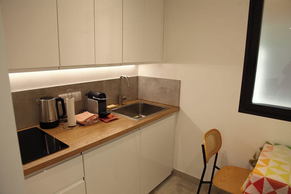 Classic Double Room, 1 Queen Bed, Non Smoking | Private kitchen | Microwave, espresso maker