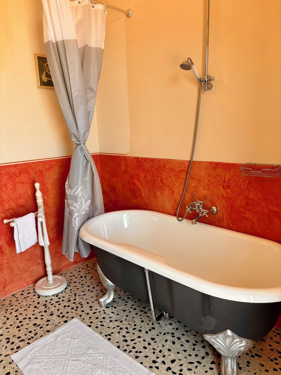 Shower, free toiletries, hair dryer, bidet