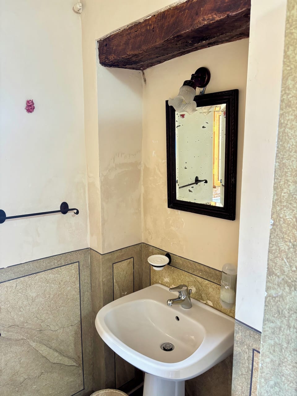 Shower, free toiletries, hair dryer, bidet