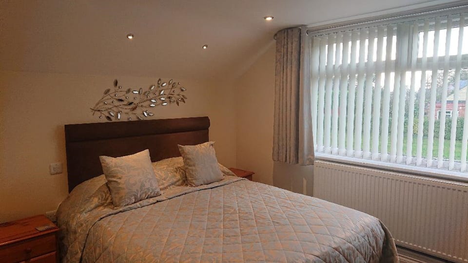 Standard Double Room  | Desk, iron/ironing board (on request), WiFi (free), bed sheets