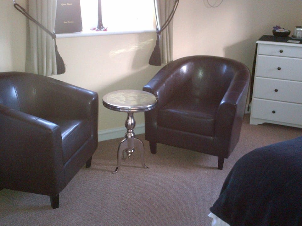 King Room | Living area | Flat-screen TV
