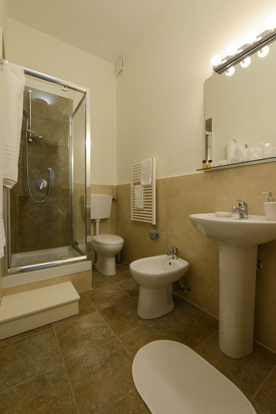 Standard Room | Bathroom | Shower, hair dryer, bidet, towels