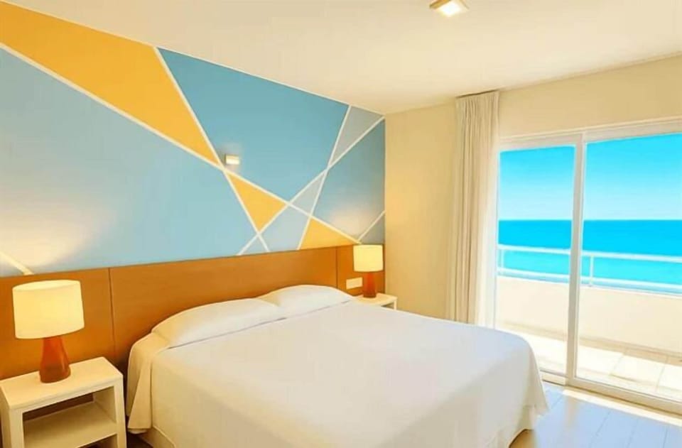 Suite Atlantico | Minibar, in-room safe, desk, blackout drapes