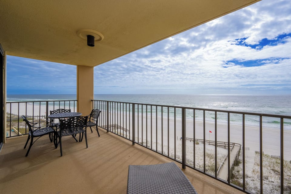 Relax on the balcony with a dining table and chairs, enjoying the beautiful beach view and gentle sea breeze