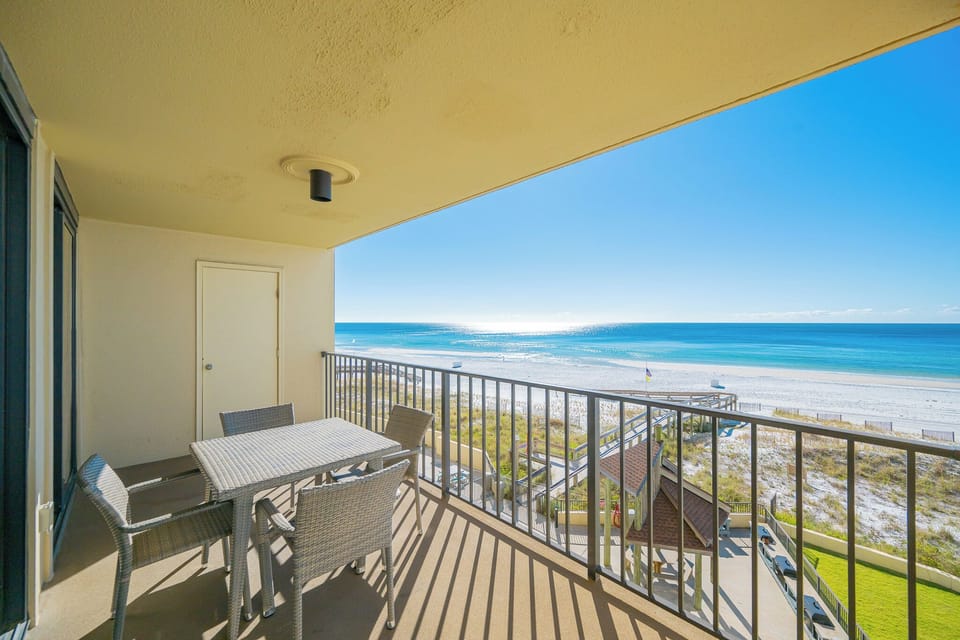 Gaze at the coast while enjoying the sound of gentle waves