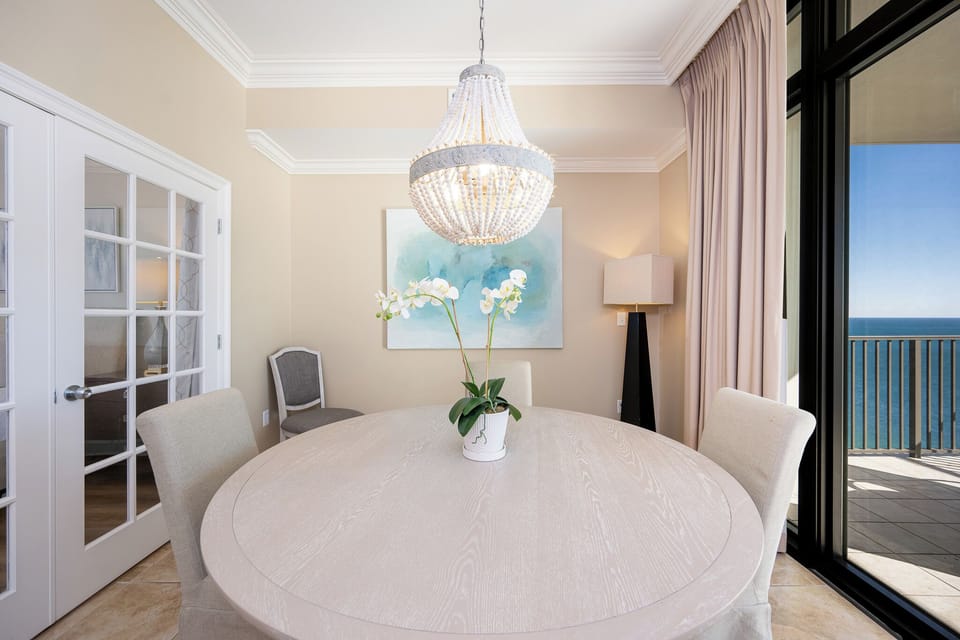 Enjoy delightful moments around the dining table, soaking in the vibrant coastal vibe through floor-to-ceiling windows