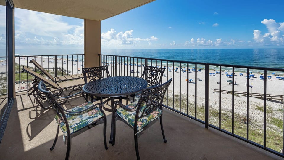 Relax on the balcony with a round table and chairs, enjoying the beautiful beach view and gentle sea breeze