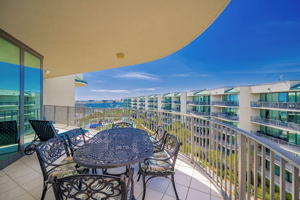 Relax on the spacious balcony, enjoying warm breezes and stunning views while enjoying your vacation