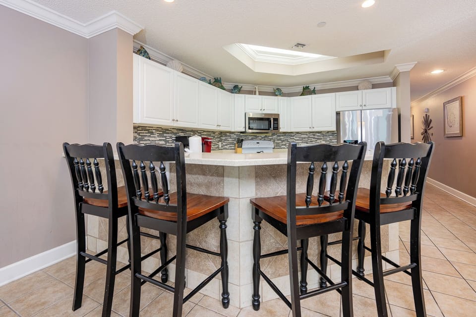 Wake up with morning coffee at the breakfast bar and get ready for a beach day in this stylish space
