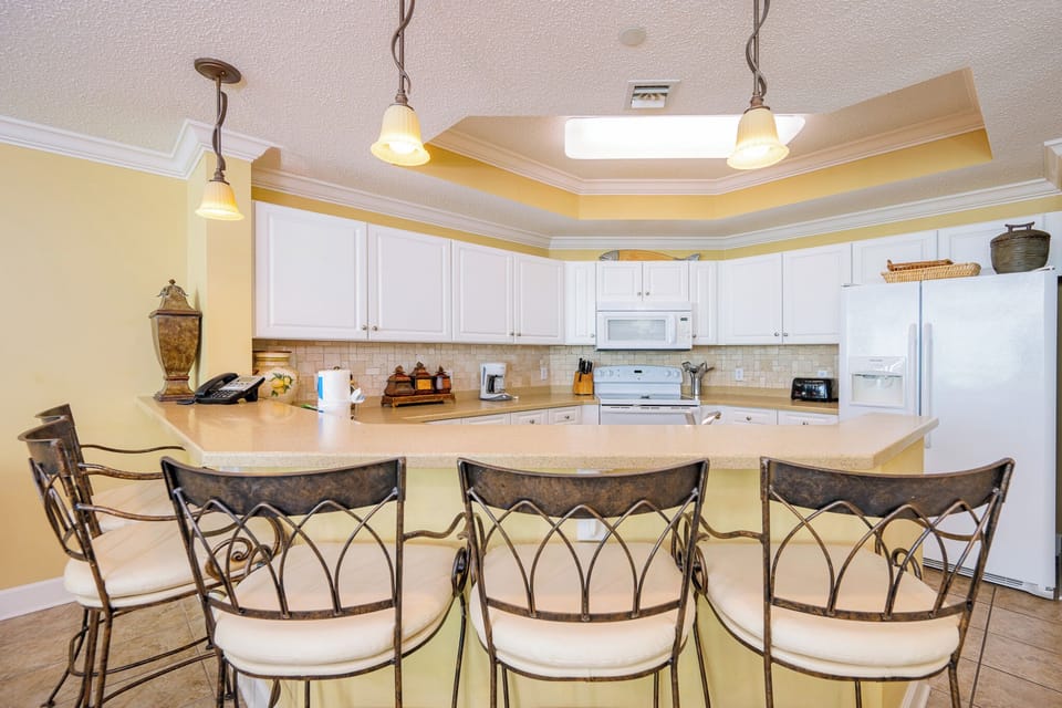 Experience the joy of preparing snacks at the breakfast bar while enjoying the vibrant kitchen vibe