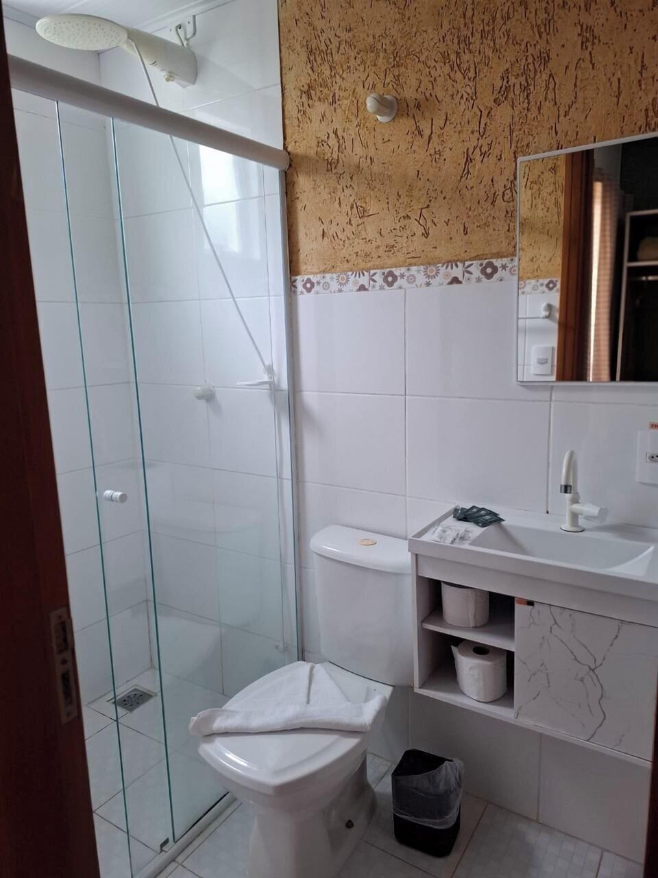 Triple Room | Bathroom | Shower, free toiletries, towels