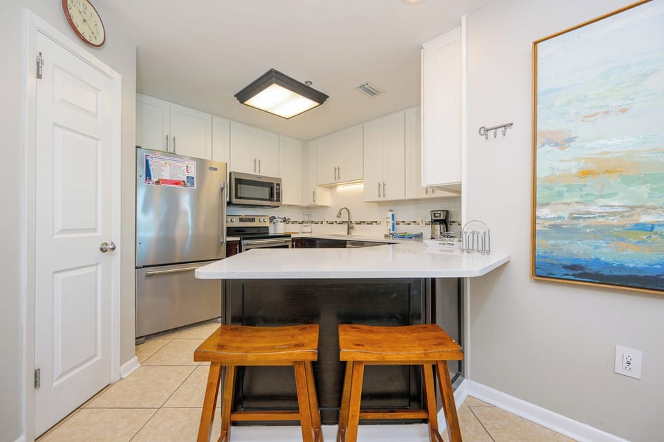 Savor casual conversations at your breakfast bar while enjoying the beach vibe in this inviting kitchen space