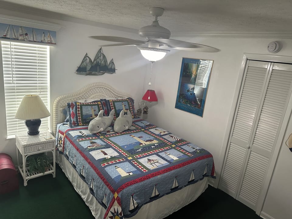 Second bedroom wVith small TV