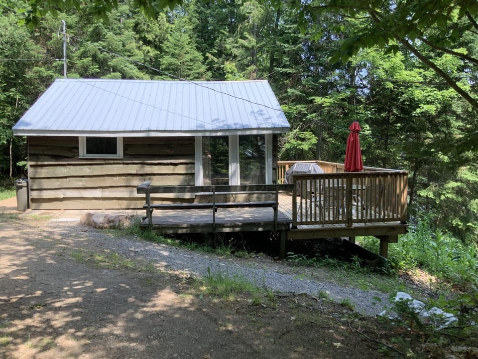 Side view of cottage with Sundeck