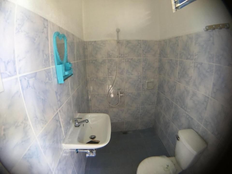 Bidet, towels