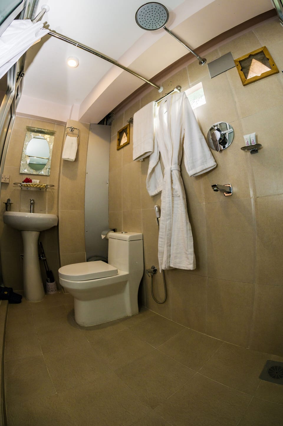 Traditional Suite | Bathroom | Shower, free toiletries, slippers, towels