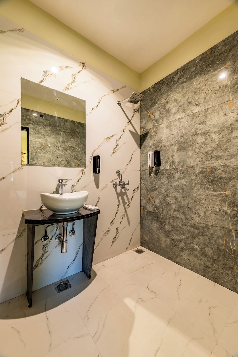 Standard Room (with AC) | Bathroom | Shower, hydromassage showerhead, free toiletries, towels