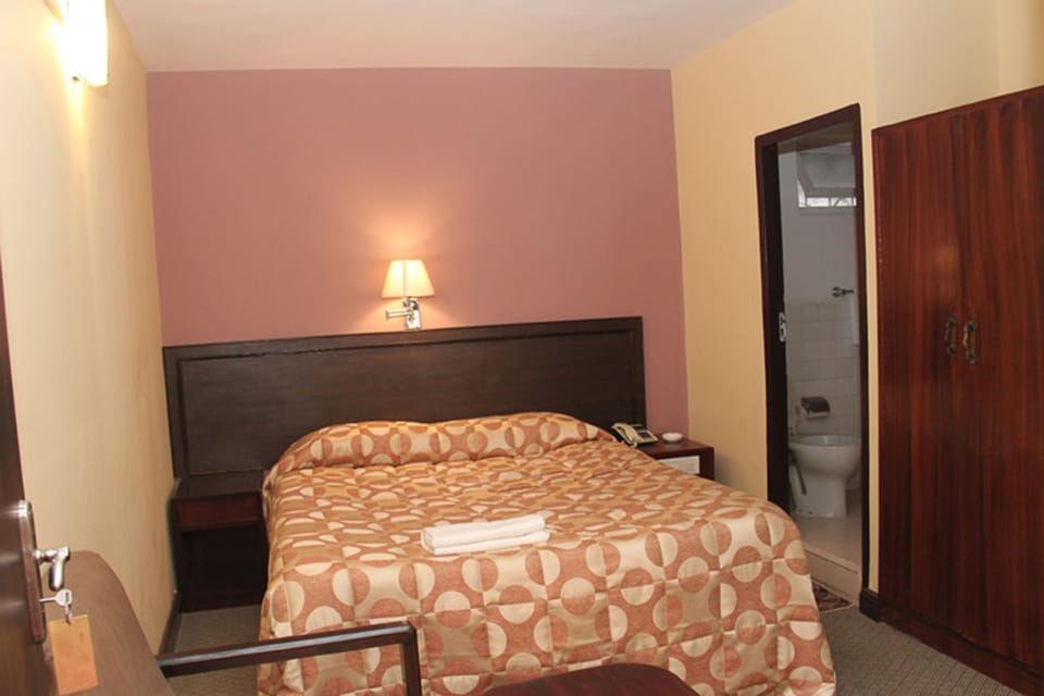 Deluxe Room | Bathroom | Shower, free toiletries, towels