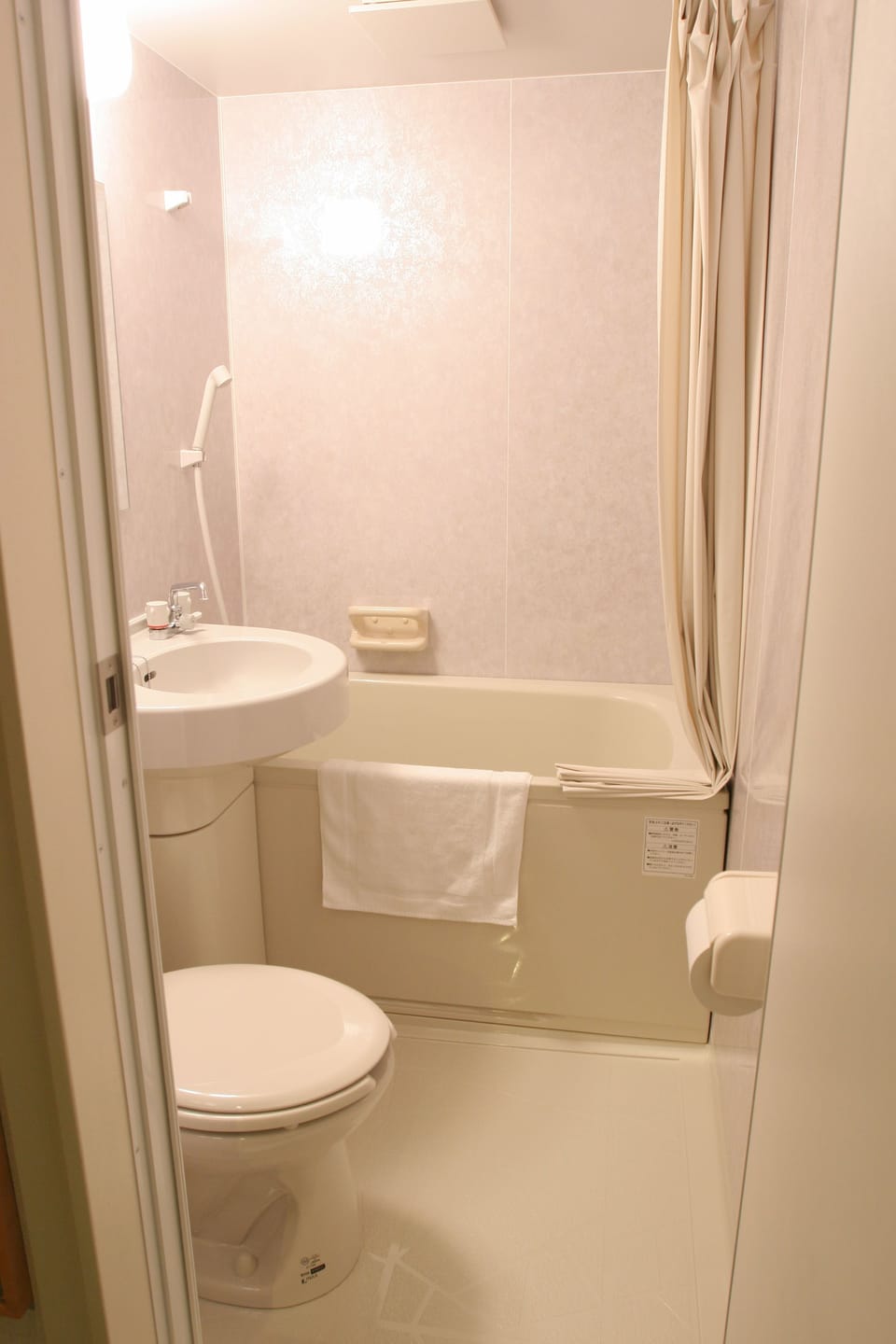 Combined shower/tub, deep soaking tub, free toiletries, hair dryer