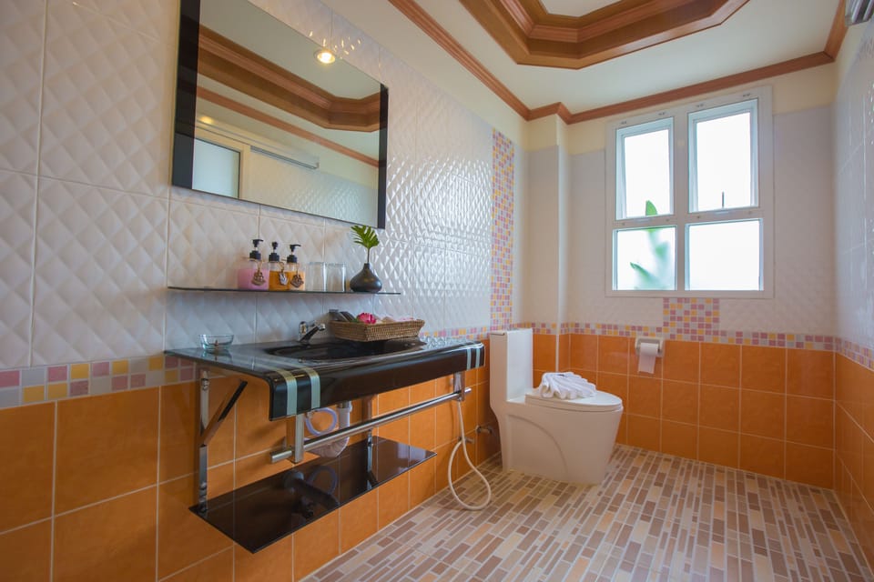 Standard Room | Bathroom | Shower, free toiletries, towels