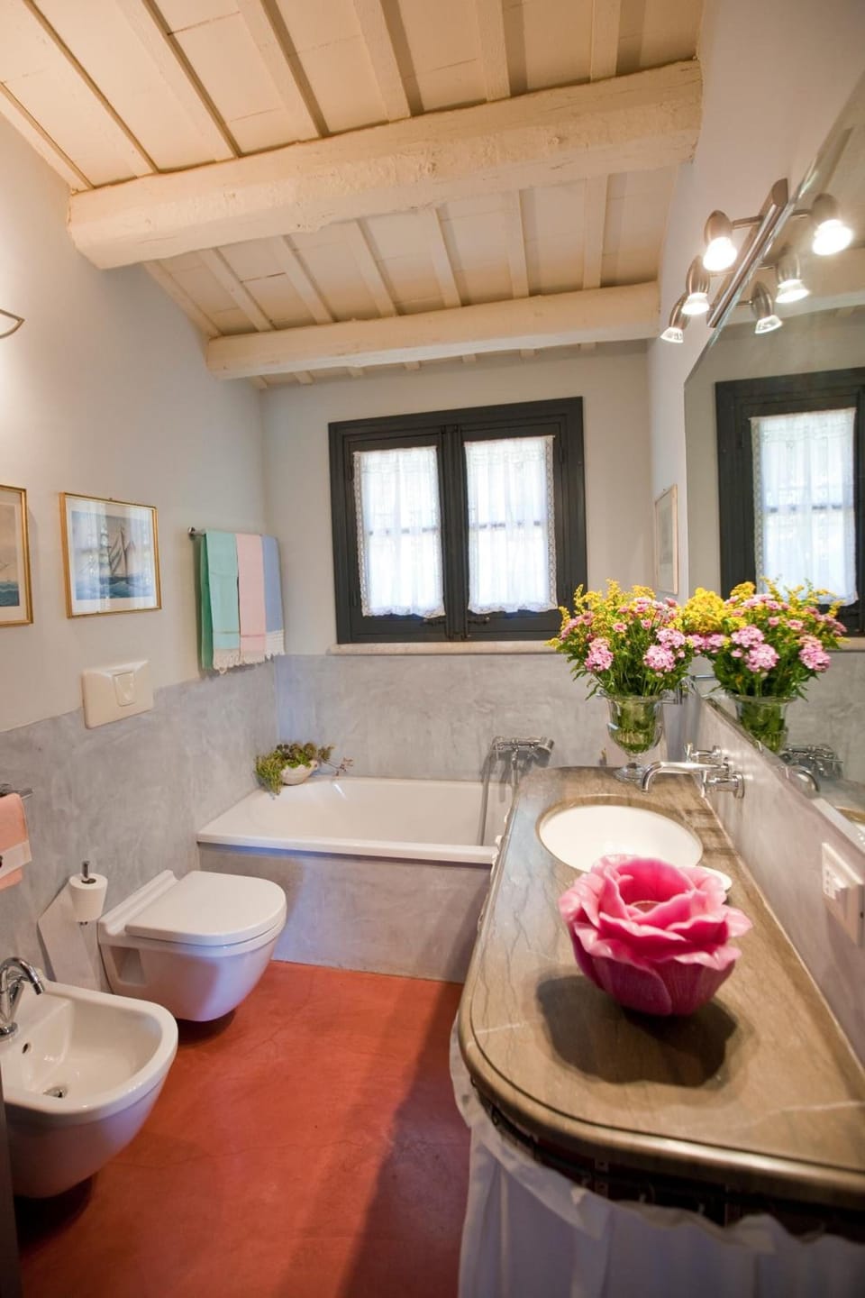 Shower, free toiletries, hair dryer, shampoo